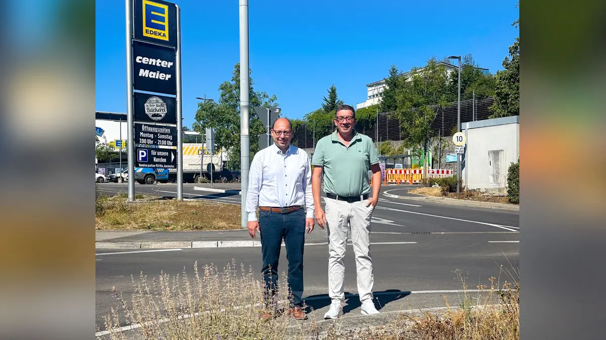 Oberbürgermeister Dr. Christian Ruf und Detlev Maier von EDEKA Culinara machen sich vor Ort ein Bild von der neuen Verkehrssituation am Nägelesgraben.