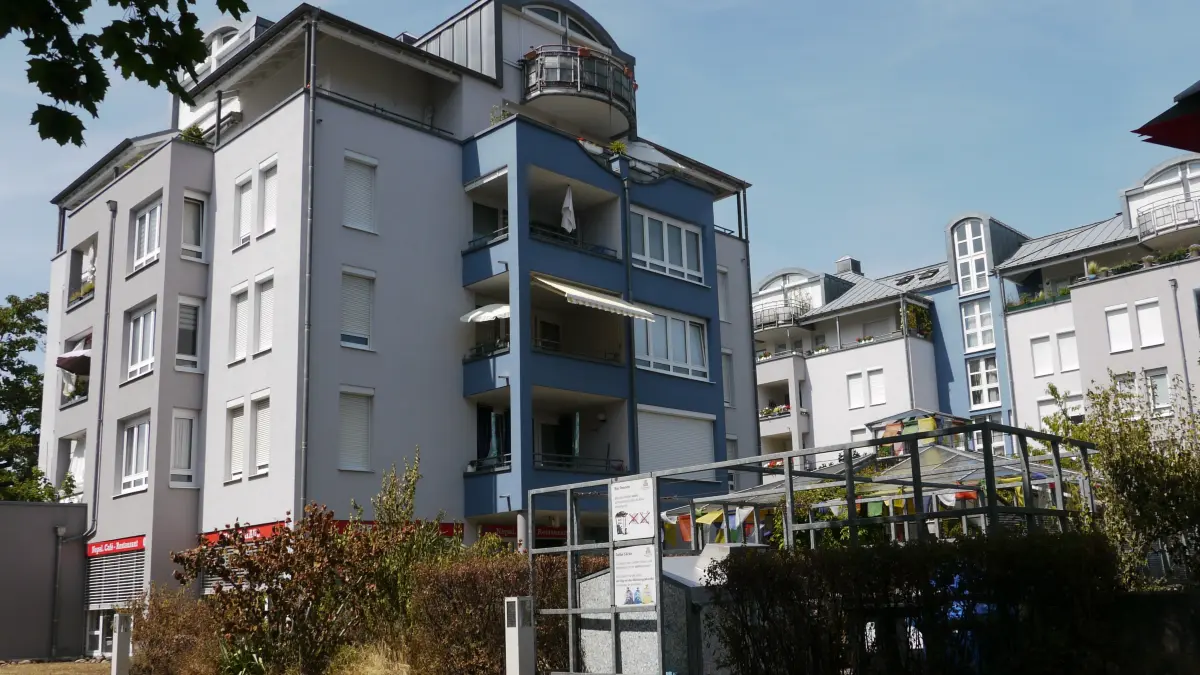 Die Lörracher Baugenossenschaft hat schon früh die Wohnanlage „Schwalbenäscht“ als barrierefreies Quartier erstellt.
