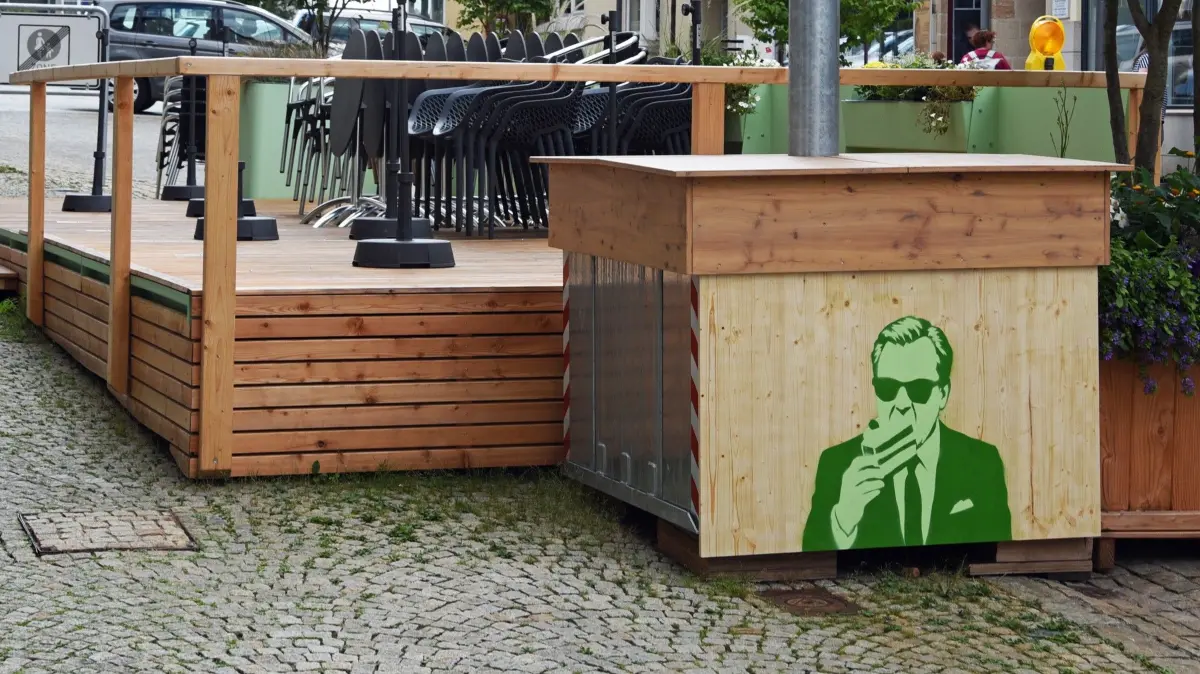 "Der Kuchenesser" heißt das Bild, der auf die Außenbewirtung des Konditorei-Cafés Röcker hinweist.