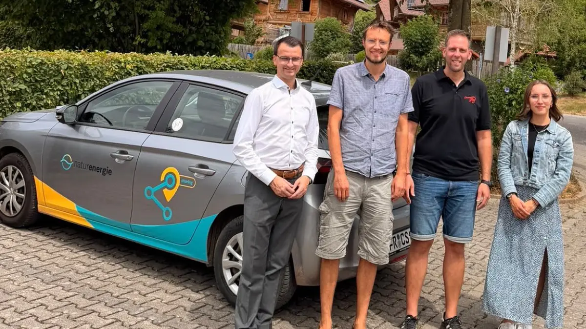 Freuen sich über die neue Station: Bürgermeister Michael Moser, Jonas Meßmer (Naturenergie Sharing), Marco Schäfer (Geschäftsführer Schwarzwälder Hof) und Pia Feger (stellvertretende Hauptamtsleiterin)