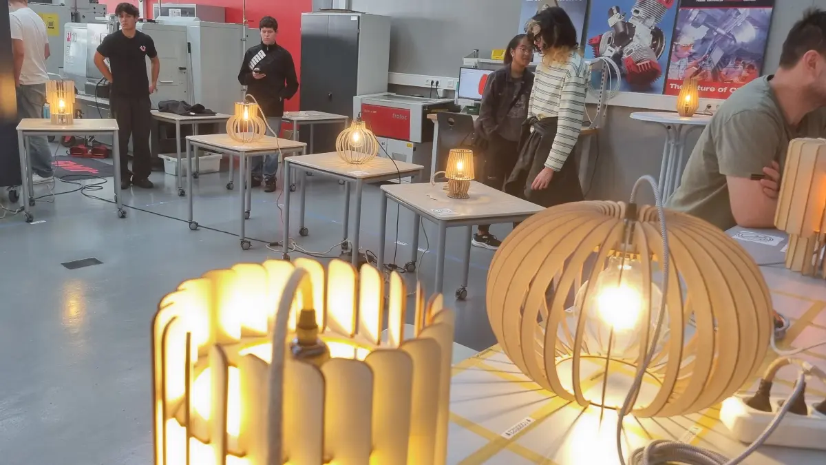 „Aus Holz wird Licht“ war das Motto einer Ausstellung der Designs an der Beruflichen Schule Horb.