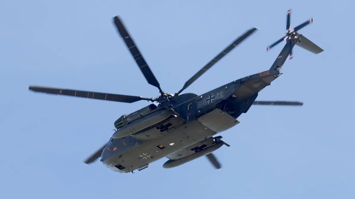Transporthubschrauber Sikorsky CH-53: ARCHIV - 14.06.2026, Baden-Württemberg, Unlingen: Ein Transporthubschrauber Sikorsky CH-53 vom Hubschraubergeschwader 64 (HSG 64) der Bundeswehr in Laupheim fliegt im Tiefflug über Oberschwaben. (zu dpa: «Bundeswehr hilft bei Waldbränden nahe Bordeaux») Foto: Thomas Warnack/dpa +++ dpa-Bildfunk +++