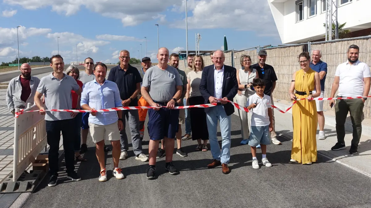 Vertreter der Stadt und die anliegenden Firmen gaben auf dem Wolfsberg die neue Heinrich-Hertz-Straße frei.