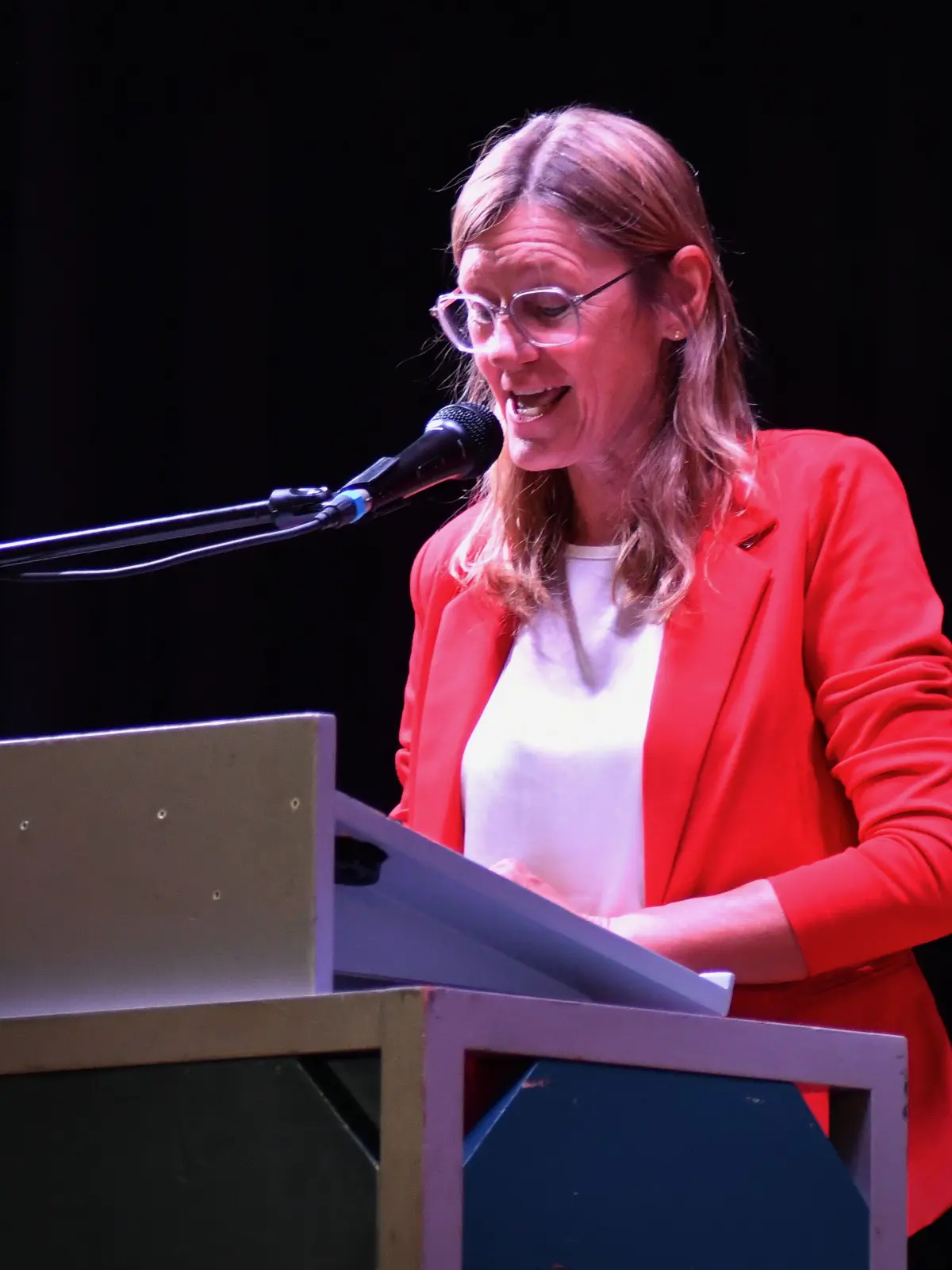 Schulleiterin Monika Sigrist blickte in ihrer Ansprache auf die gemeinsame Schulzeit zurück und verabschiedete den Abschlussjahrgang mit ermutigenden Worten in den neuen Lebensabschnitt.