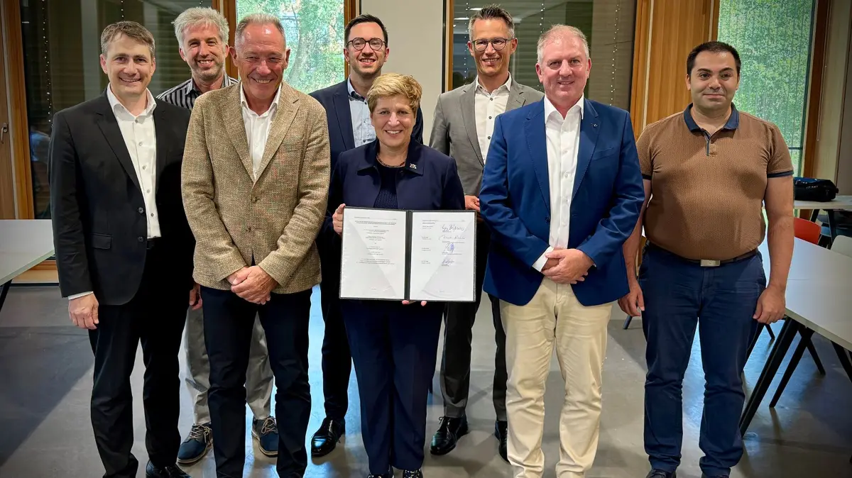Vertragsunterzeichnung im Landratsamt Tübingen. Von links nach rechts: Tobias Bernecker (Geschäftsführer des Zweckverbands Regional-Stadtbahn Neckar-Alb), Boris Palmer (Oberbürgermeister Tübingen), Eugen Höschele (Vorsitzender des Zweckverbands Regional-Stadtbahn Neckar-Alb), Christoph Naser MdB (Bundestagsabgeordneter für den Wahlkreis Tübingen-Hechingen), Nicole Razavi MdL (Ministerin für Verkehr des Landes Baden-Württemberg), Hendrik Bednarz (Landrat Landkreis Tübingen), Michael Weller (DB InfraGO, stellvertretender Leiter Infrastrukturprojekte Region Südwest), Hamdi Sarihan (DB Energie, Projektleitung).