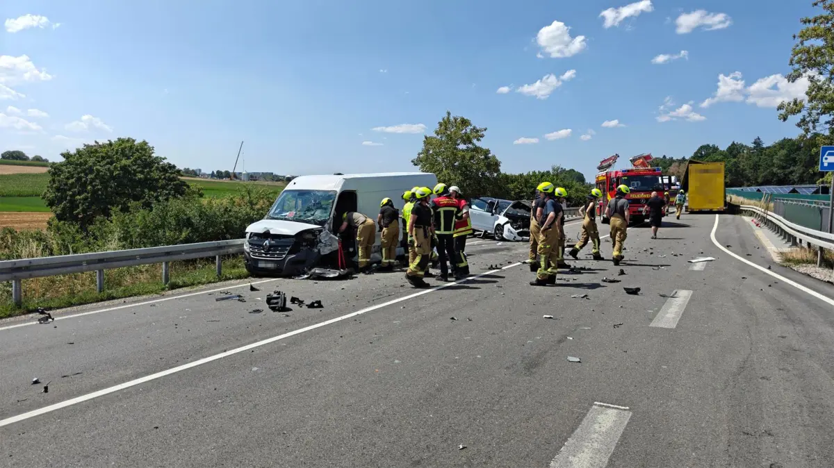 Ein schwerer Unfall hat sich auf der B462 ereignet.