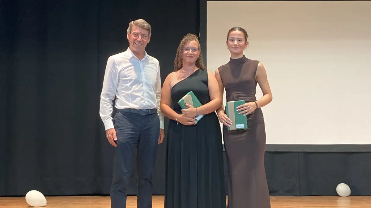 Bürgermeister Bruno Metz (linkes Bild) gratulierte Mira Isele und Ayleen Sexauer zu ihrem Notendurchschnitt von jeweils 1,2.