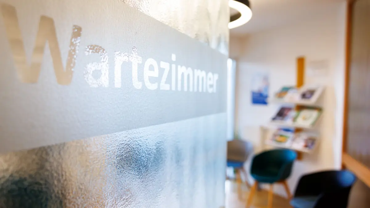 ARCHIV - 17.03.2025, Bayern, Nürnberg: "Wartezimmer" ist auf der Tür eines Wartezimmers in einer Arztpraxis zu lesen. (zu dpa: «Kassen: Schnelle Facharzttermine für akute Fälle») Foto: Daniel Karmann/dpa +++ dpa-Bildfunk +++