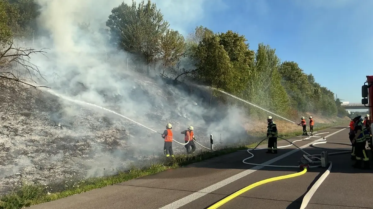 Brandbekämpfung beim Böschungsbrand