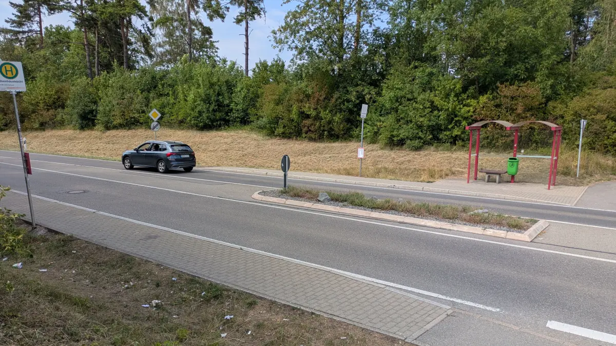 Auf der einen Seite steht ein Wartehäuschen, auf der anderen Seite keines: Die Situation an der Zimmerner Bushaltestelle „Steinhäuslebühl“ war jüngst Gegenstand einer Anfrage im Gemeinderat.
