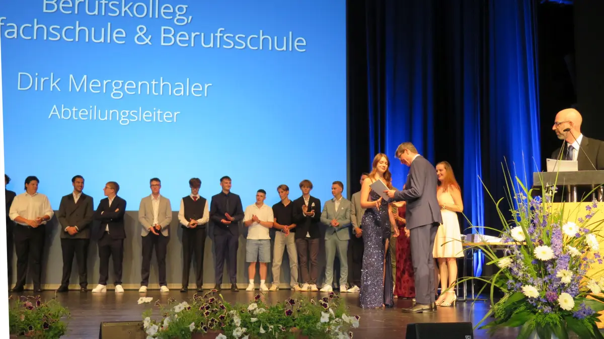 Bei der Abschlussfeier in Villingen erhielten die Schüler verschiedener Bildungsgänge der Schwenninger Feintechnikschule ihre Zeugnisse.