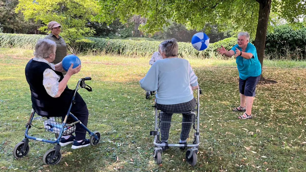 Ballspielen mit dementen alten Frauen im Garten des Priesterseminars Rottenburg, rechts Demenzbotschafterin Brigitte Baur (Seebronn)