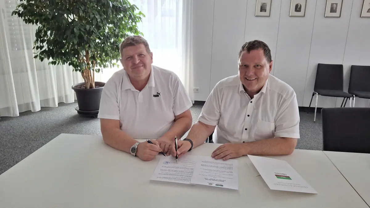 Willy Lutz (links) und Bürgermeister Michael Lehrer sind voller Vorfreude auf die Neuansiedlung.