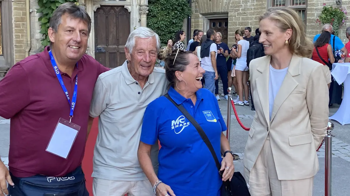 Auch die ehrenamtlichen Helfer des Tennisclubs, wie Urgestein Günter Frank (2. v. l.) und Pe Gantenbein-Mayer, durften mit Prinzessin Sophie von Preußen und Hannes Stöhr auf den roten Teppich.