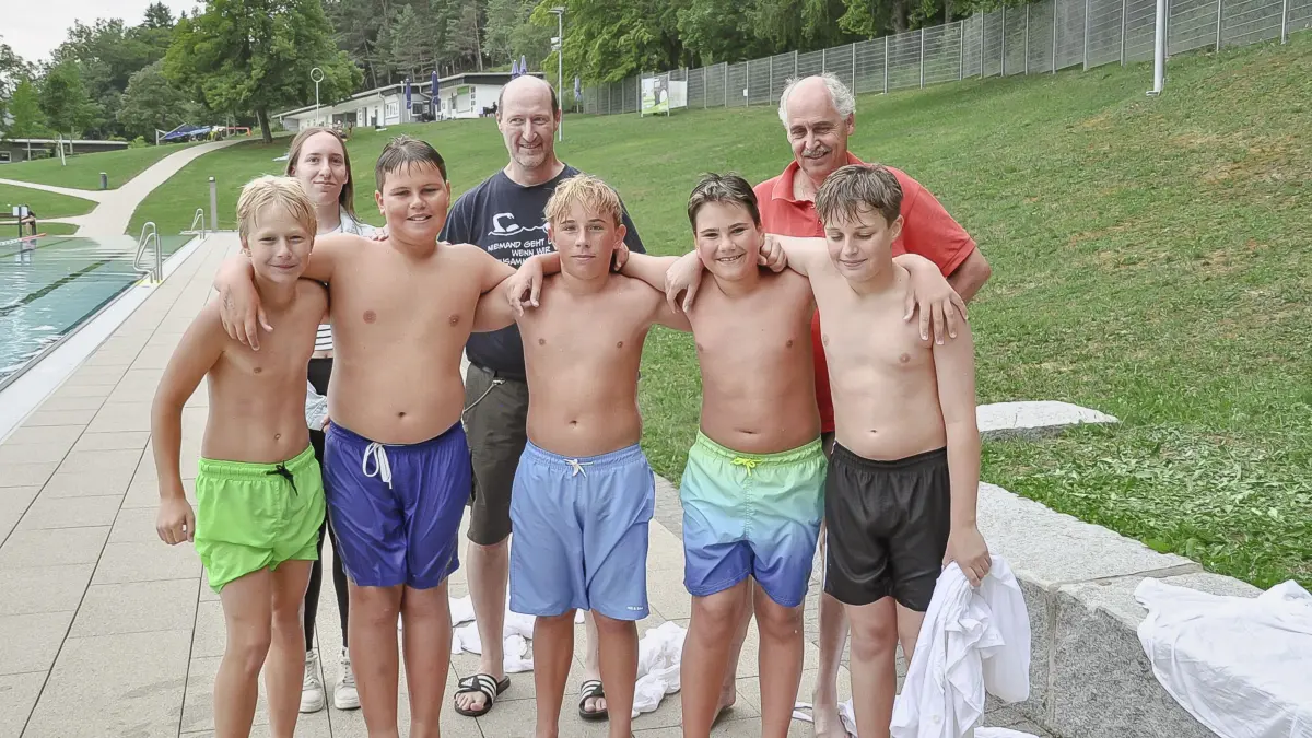 Sie haben die Prüfung zum Rettungsschwimmer „Bronze“ absolviert (vorn von links): Julian Fluck, Eliano Di Simio, Simon Feldmeyer, Noah Feller und Valentin Fisch. Hinten von links: die Trainer und Prüfer Michaela Hilbert, Martin Fluck und Georg Maier.