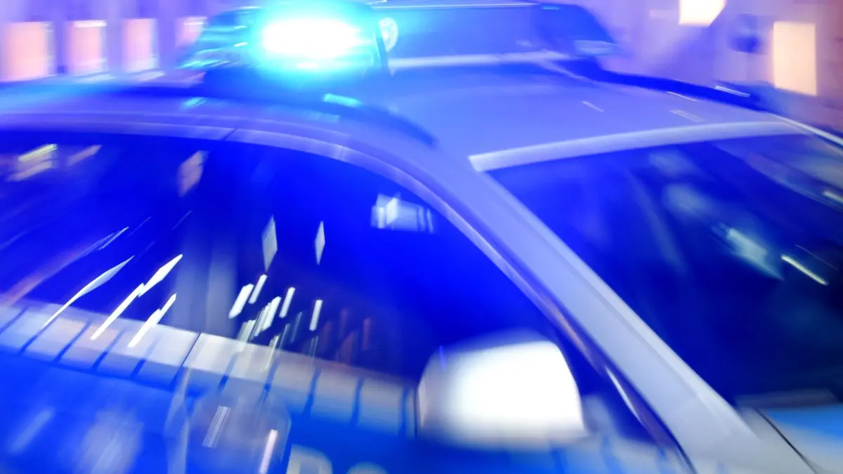 Cold Case aus Essen im TV: ARCHIV - 06.08.2015, Schleswig-Holstein, Flensburg: Ein Streifenwagen der Polizei steht mit eingeschaltetem Blaulicht auf der Straße. (zu dpa: «Cold Case aus Essen heute bei «Aktenzeichen XY...ungelöst»») Foto: Carsten Rehder/dpa +++ dpa-Bildfunk +++