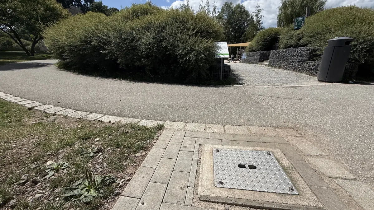 Da fehlt doch was? Genau, der Trinkbrunnen am Spielplatz im Riedbrunnen in Nagold musste abgebaut werden. Unbekannte zerstörten den Auslauf.