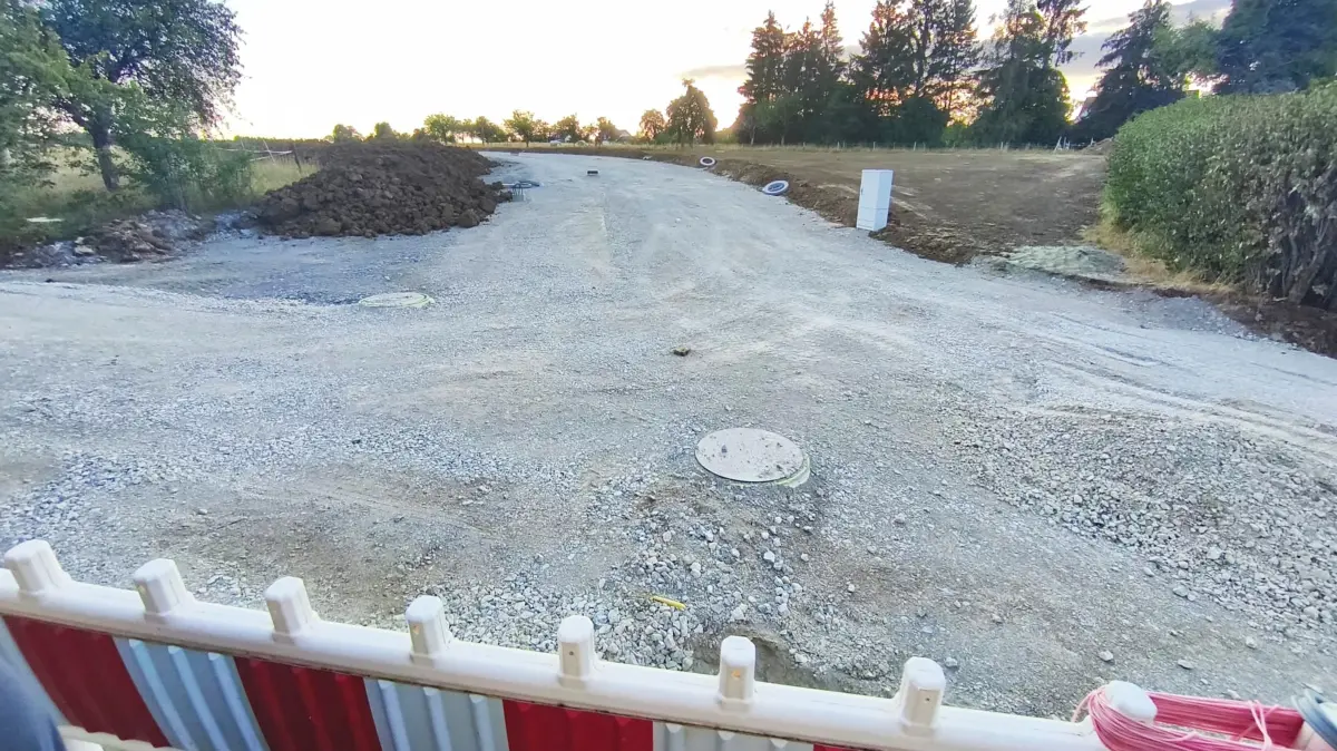 Die neue Erschließungsstraße weist ein deutliches Gefälle in Richtung des Altbestands auf.