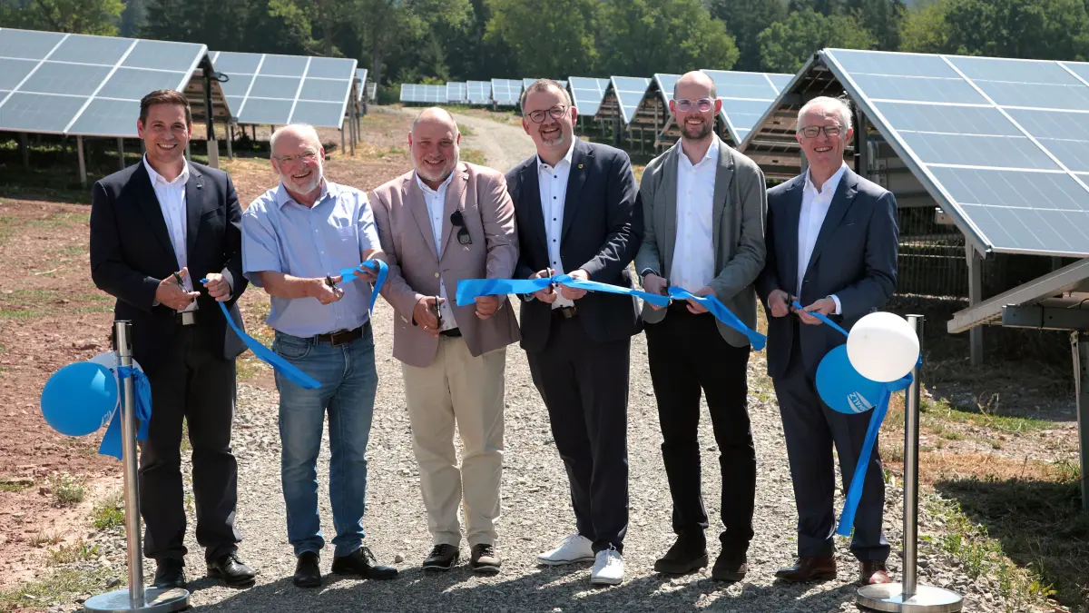 Banddurchschnitt zur Einweihung der PV-Anlage Eichen der Firma Schmalz (von links): Geschäftsführer Andreas Beutel, Wolfgang Schmalz von der Schmalz Energieerzeugung, Bürgermeister Tore-Derek Pfeifer, Landrat Andreas Junt sowie die geschäftsführenden Gesellschafter der J. Schmalz GmbH, Johannes Schmalz und Kurt Schmalz.