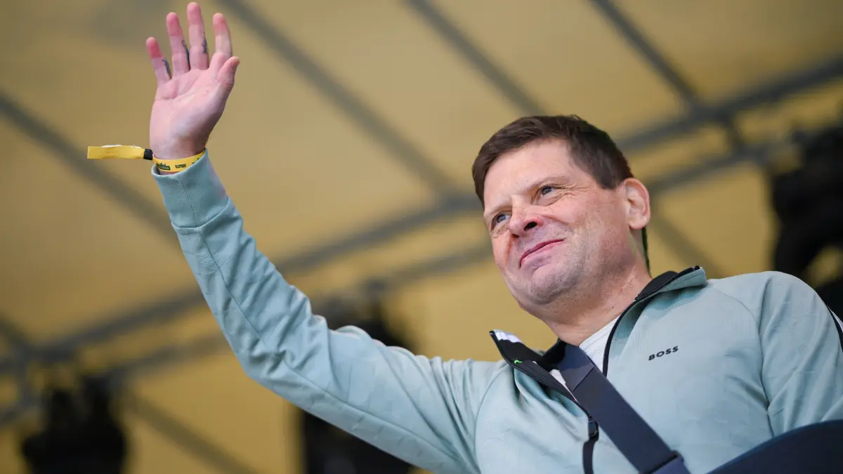 18.05.2025, Baden-Württemberg, Bad Dürrheim: Radsport: Radsport-Veranstaltung. Der ehemalige Tour-de-France-Sieger Jan Ullrich begrüßt vor dem Rennen das Publikum. Foto: Silas Schüller/dpa +++ dpa-Bildfunk +++