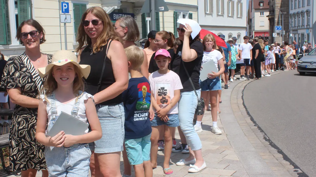Heftiger Andrang in der Stadt unter dem Zoller: Die erfolgreichen Schülerinnen und Schüler standen Schlange vor der Redaktion der Hohenzollerische Zeitung.