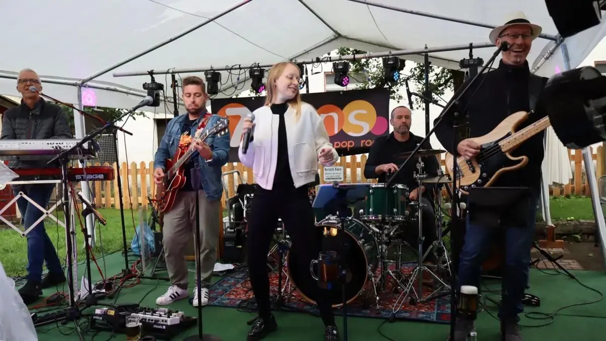 Die Band „7Sins“ sorgt erneut im Innenhof beim Adler für Stimmung.