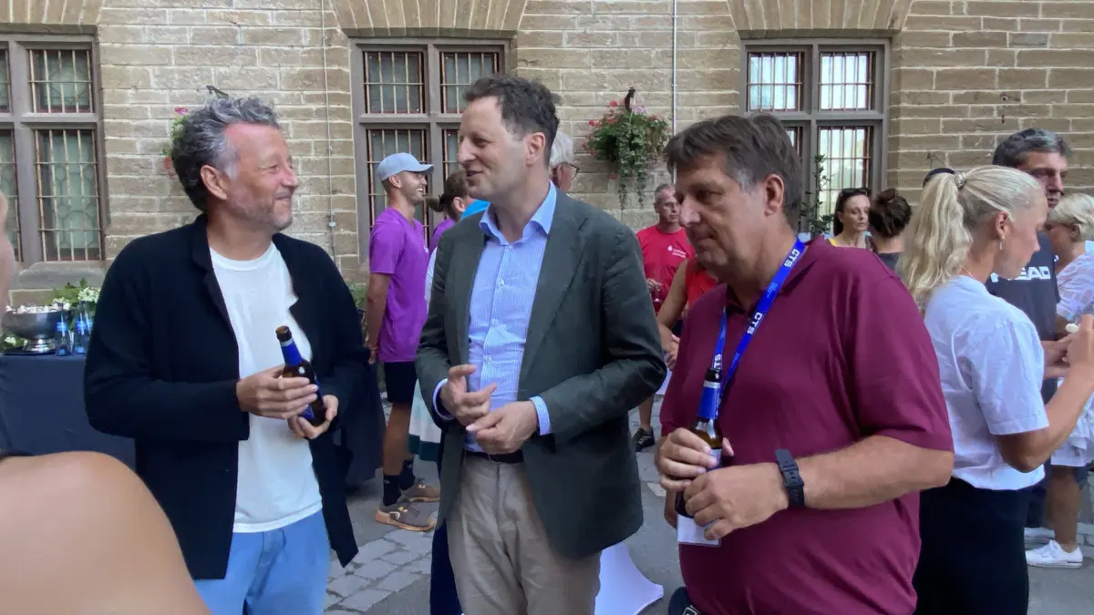 Im Gespräch beim Empfang im Burghof (von links): Tennisclub-Präsident Oliver Unger, Georg Friedrich Prinz von Preußen und Filmregisseur Hannes Stöhr.