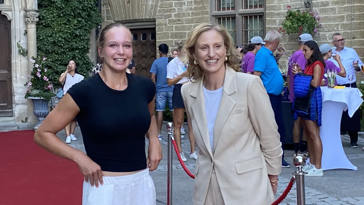 Sophie Prinzessin von Preußen und Georg Prinz von Preußen empfingen Spielerinnen und Funktionäre der CTS Ladies Open auf dem roten Teppich im Burghof von Burg Hohenzollern.