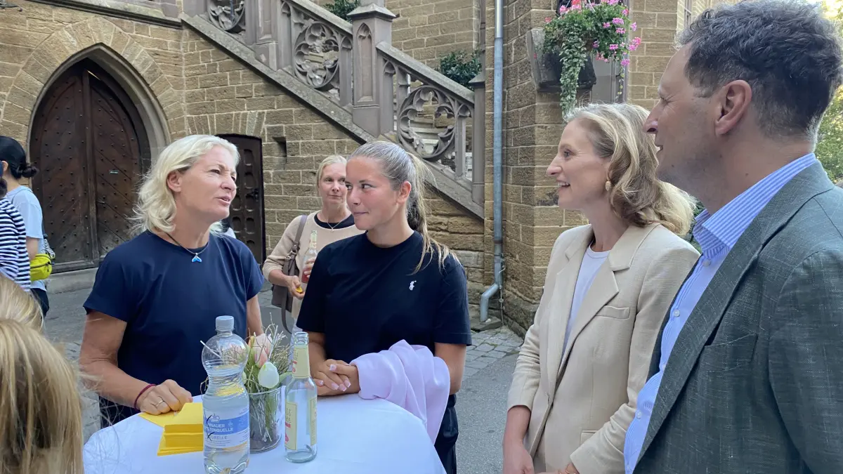 Sophie Prinzessin von Preußen und Georg Prinz von Preußen empfingen Spielerinnen und Funktionäre der CTS Ladies Open auf dem roten Teppich im Burghof von Burg Hohenzollern.