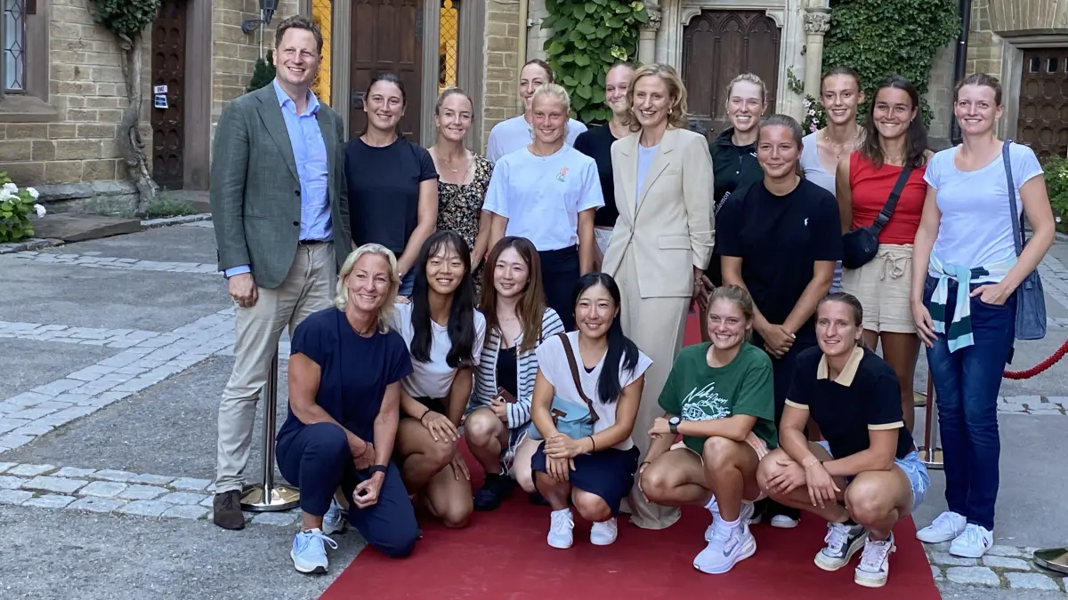 Sophie Prinzessin von Preußen und Georg Prinz von Preußen empfingen Spielerinnen und Funktionäre der CTS Ladies Open auf dem roten Teppich im Burghof von Burg Hohenzollern.
