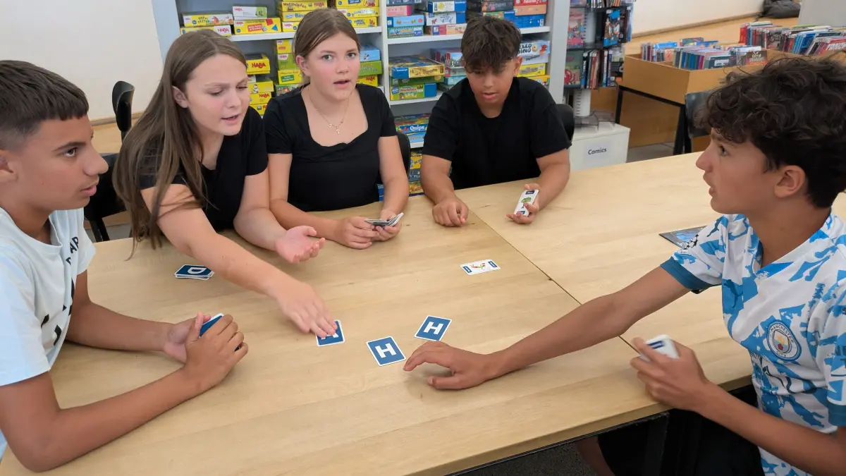 Die Schüler statteten der Stadtbibliothek Lörrach zum Testen von Gesellschaftsspielen einen Besuch ab.