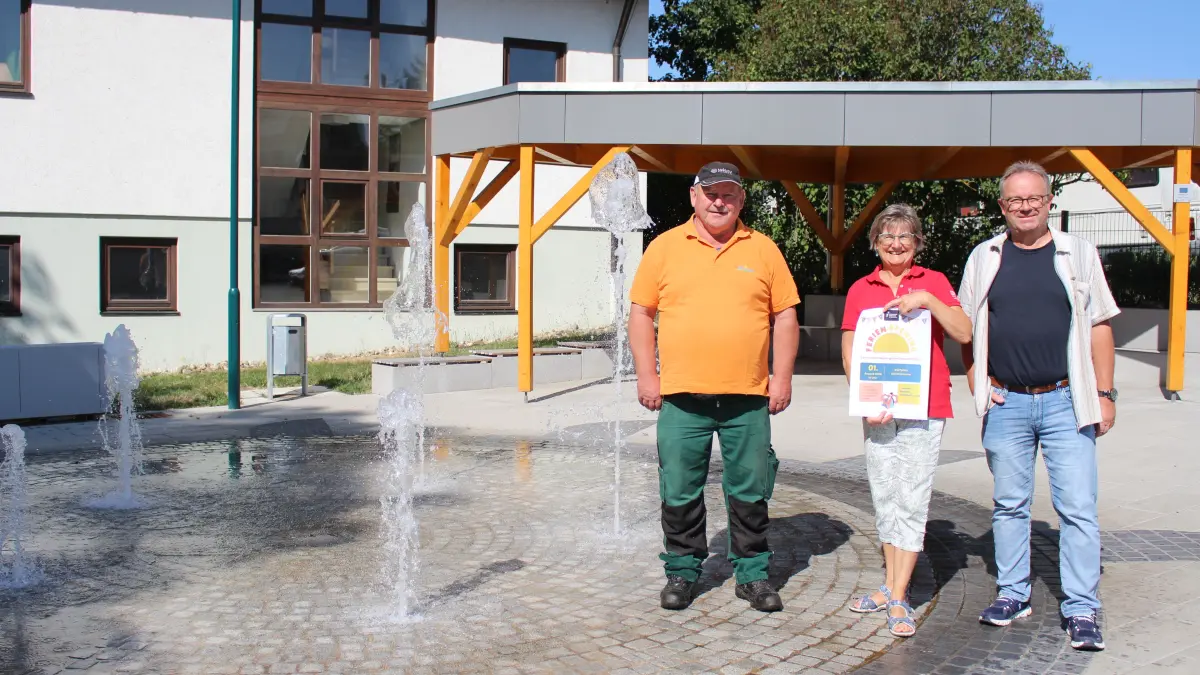 Bauhofmitarbeiter Werner Schwarz (von links), Annette Breil von der Chorgemeinschaft BoWi (Boll/Wittershausen) und Ortsvorsteher Helmut Maier liegt der Dorfplatz als beliebter Treffpunkt in der Ortsmitte am Herzen. Schon am Samstag findet ein Ferien-Opening statt.