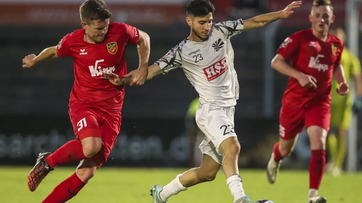Drei Jahre ist es her, dass sich der FC 08 Villingen – hier Ergi Alihixha (weißes Trikot) – und der FC Holzhausen in der Oberliga duellierten.