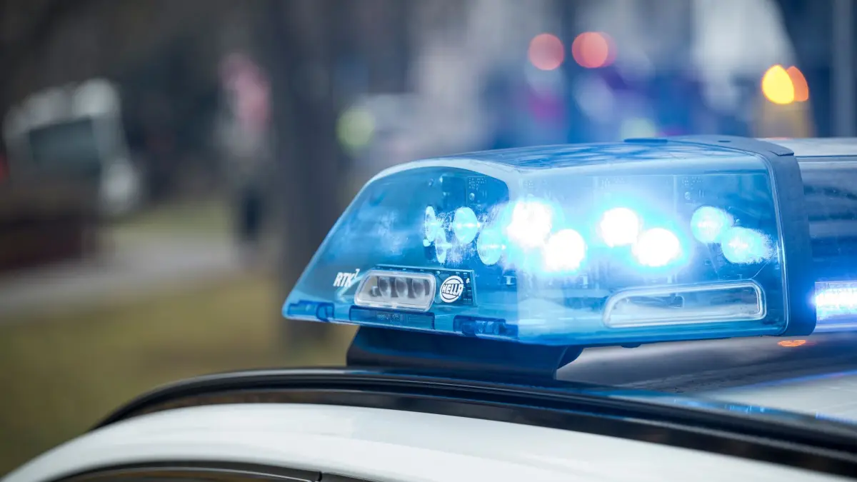 Polizeieinsatz: ARCHIV - 04.02.2025, Bayern, Coburg: Blaulicht auf einem Einsatzfahrzeug der Polizei am Unfallort. (zu dpa: «Mann im Kreis Pinneberg in See ertrunken») Foto: Daniel Vogl/dpa +++ dpa-Bildfunk +++