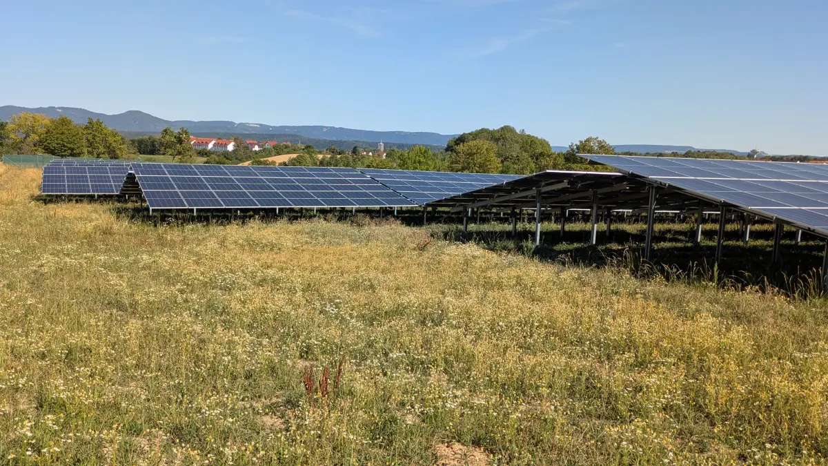 Das Potential an erneuerbaren Energien im Bereich Solarenergie wird in der Gemeinde Zimmern als gut bezeichnet. Zuletzt ging die Freifeldflächen-Photovoltaikanlage „Solarpark Eichwäldle“ (Foto) in Betrieb.