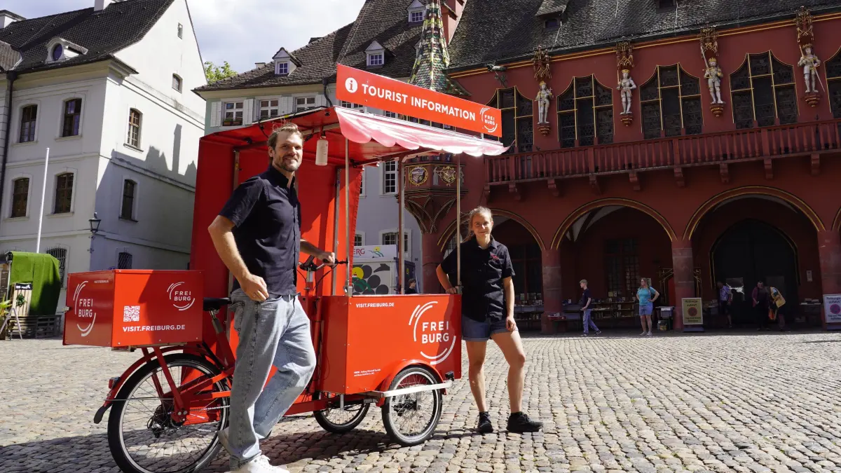 Moritz Schmitz und Svenja Schmohel stehen in der Übergangsphase mit zwei mobilen Tourist-Informationen in der Innenstadt bereit.