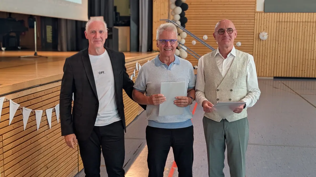 Schulamtsdirektor Ralf Schneider vom Staatlichen Schulamt überreichte Peter Singer und Rainer Morschl die Urkunden des Landes Baden-Württemberg.