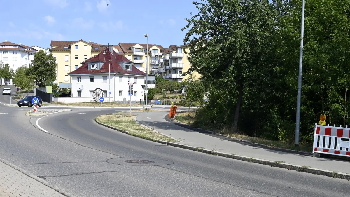 An der äußeren Oberndorfer Straße zwischen Wenzelshalde und der Abfahrt zum "Beckenhölzle" stinkt es im Sommer 2026 ziemlich. Passanten und Autofahrer berichten von starker Geruchsbelästigung.