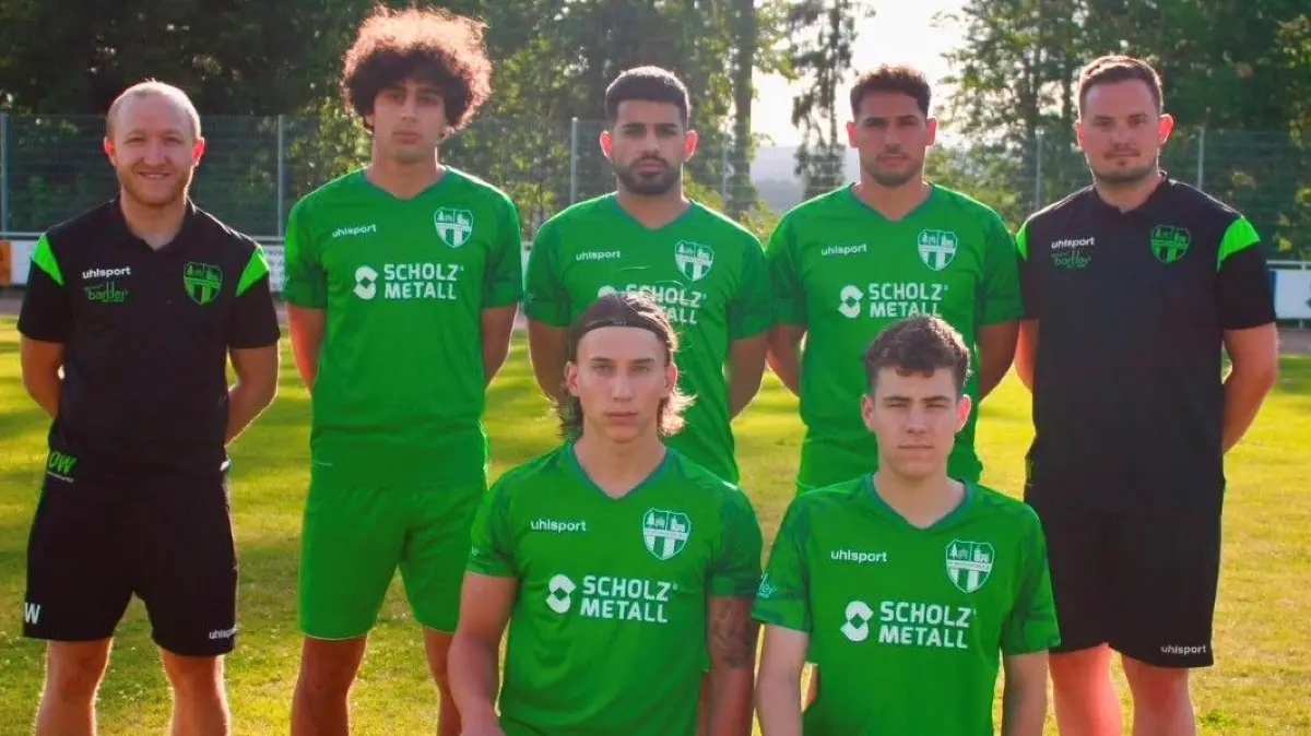 FC Brigachtal vor der Saison: Hinten von links: Trainer Daniel Wehrle sowie die Neuzugänge Yasser Rühl, Kürsat Karakuscu, Sercan Horvath und Co-Trainer Marvin Hoffmann. Vorne von links: Die Eigengewächse Marvin Schietzold und Jannik Bosch. Auf dem Bild fehlen Spielausschuss Ümit Bayraktar, Co-Trainer Michael Maier und Entwicklungstrainer Sascha Mager.