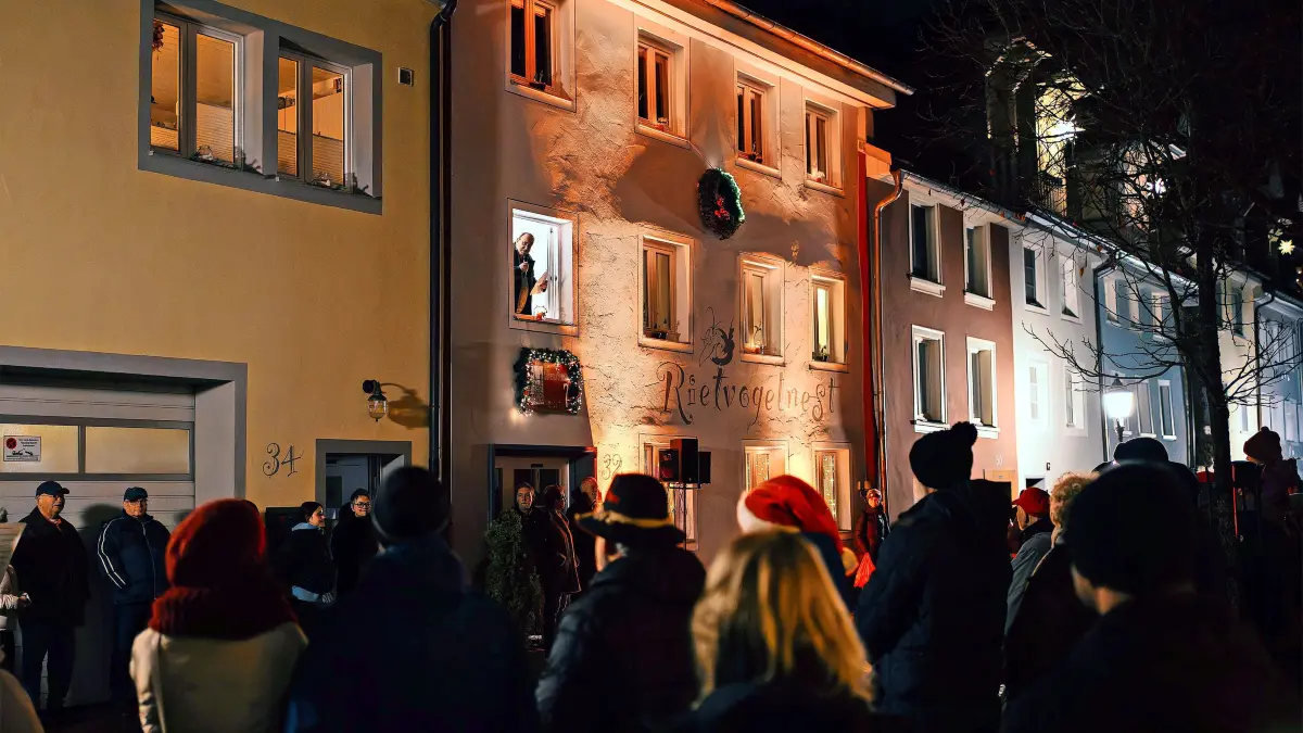Die Villinger Adventsfenster locken in der Adventszeit jeden Abend zahlreiche Besucher an unterschiedliche Orte in der Innenstadt.