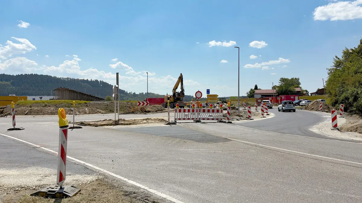 An der Baustelle am Kreisverkehr Bochingen seien alle vier Ampeln aktiv, obwohl alle Ein- und Ausfahrten frei befahrbar seien – und das auch nachts und am Wochenden.