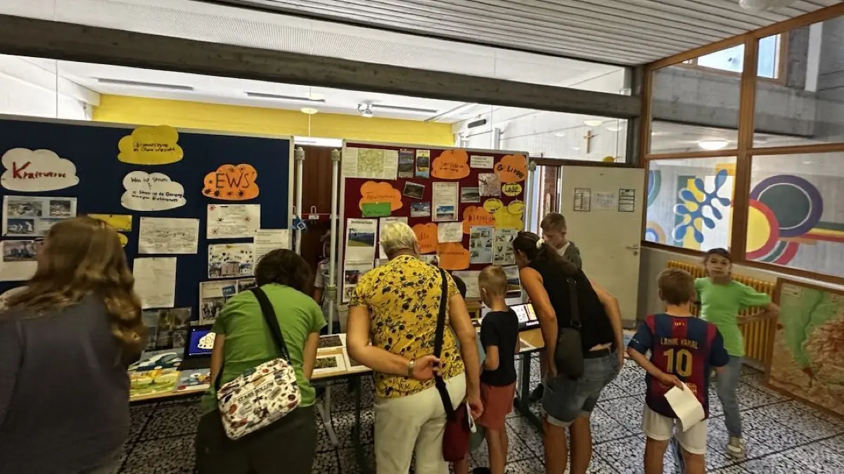 Die Schüler präsentieren mit einer Ausstellung ihre Aktivitäten rund um das Thema Naturpark Schwarzwald.