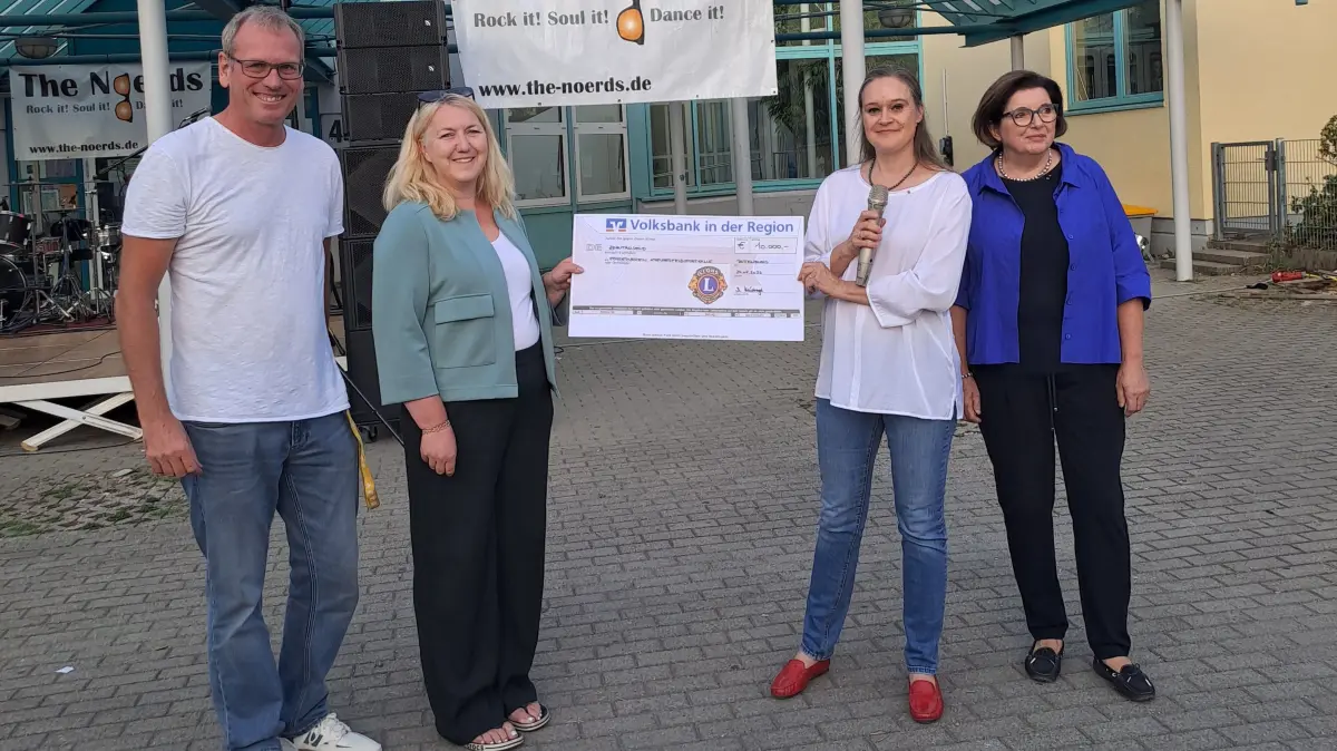 Scheckübergabe bei der Abschiedsparty von der alten Kreuzerfeldsporthalle: Brigitte Kreuzberger (von rechts), Julia Lienau (Lions Club Rottenburg), Steffi Ruf und Norbert Vollmer (Förderverein Kreuzerfeldsporthalle)