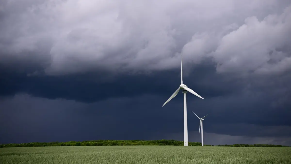 Unwetter in Niedersachsen: ARCHIV - 04.06.2026, Niedersachsen, Hannover: Eine Gewitterfront mit dunklen Wolken zieht über die Region Hannover hinweg. (zu dpa: «Wetterdienst warnt vor schweren Gewittern und Orkanböen») Foto: Julian Stratenschulte/dpa +++ dpa-Bildfunk +++