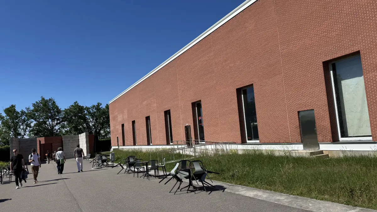 Um für den Hochschulbetrieb geeignet zu sein, muss ein Gebäude auch energetisch und klimschutztechnisch bestimmte Standards erfüllen - hier die Produktionshalle von Álvaro Siza auf dem Vitra-Gelände, wo der Architekturstudiengang der DHBW Lörrach untergebracht ist.