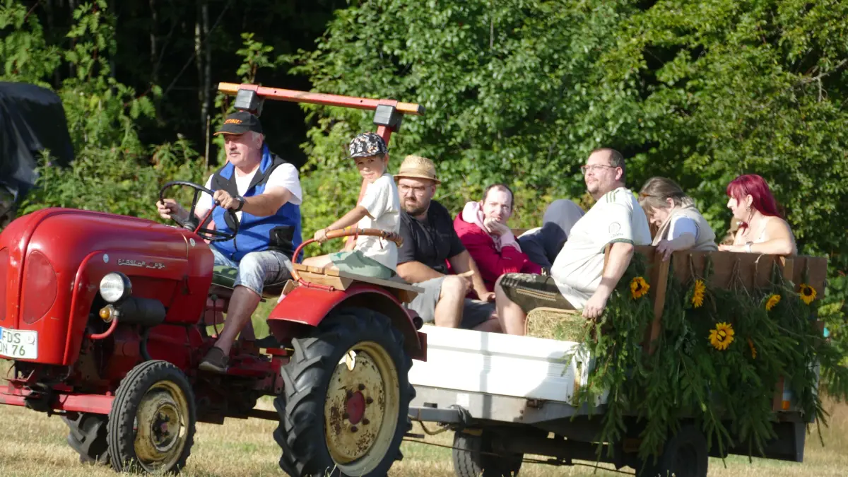 Joachim Klumpp aus Seewald-Schorrental bringt mit seinem Traktor die Familie auf dem Anhänger zum Waldfest in Besenfeld