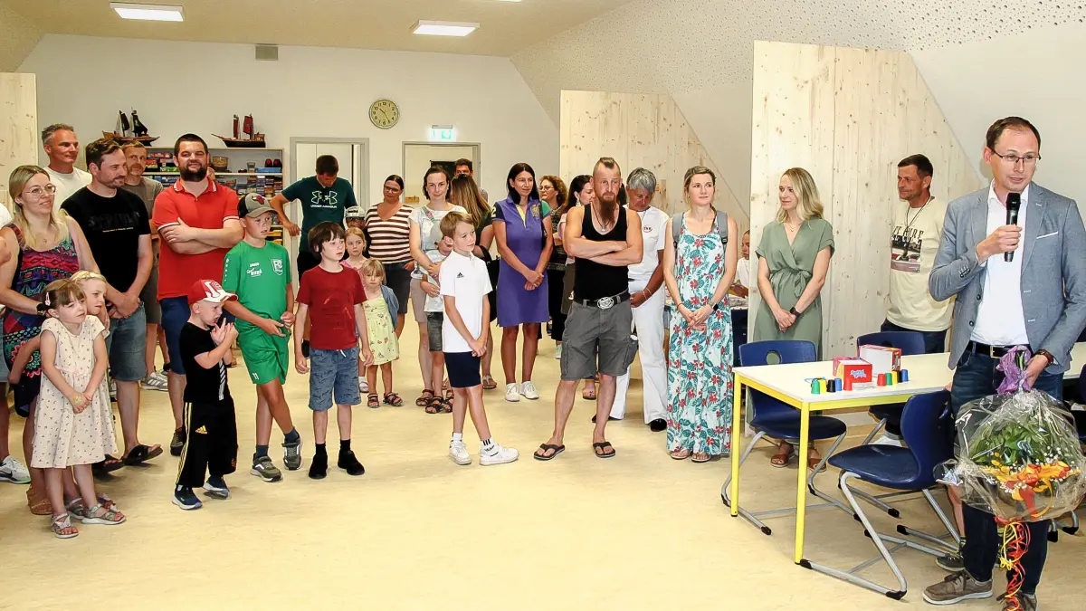 Bürgermeister Micha Bächle stellt das gut durchdachte neue Konzept des neu geschaffenen Bereichs für die Grundschulbetreuung vor.