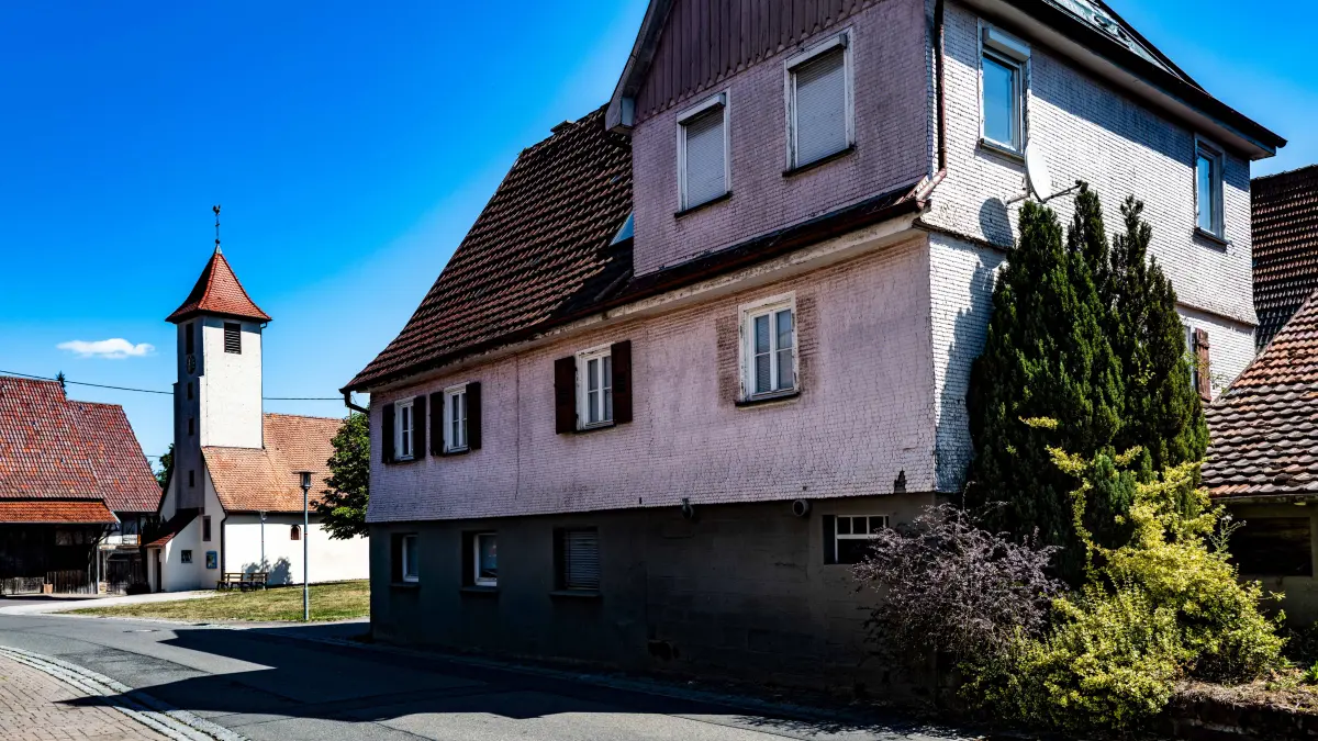 In der Ortsmitte von Wenden soll sich einiges ändern. Die Tage der alten Häuser an der Kirchstraße sind gezählt.