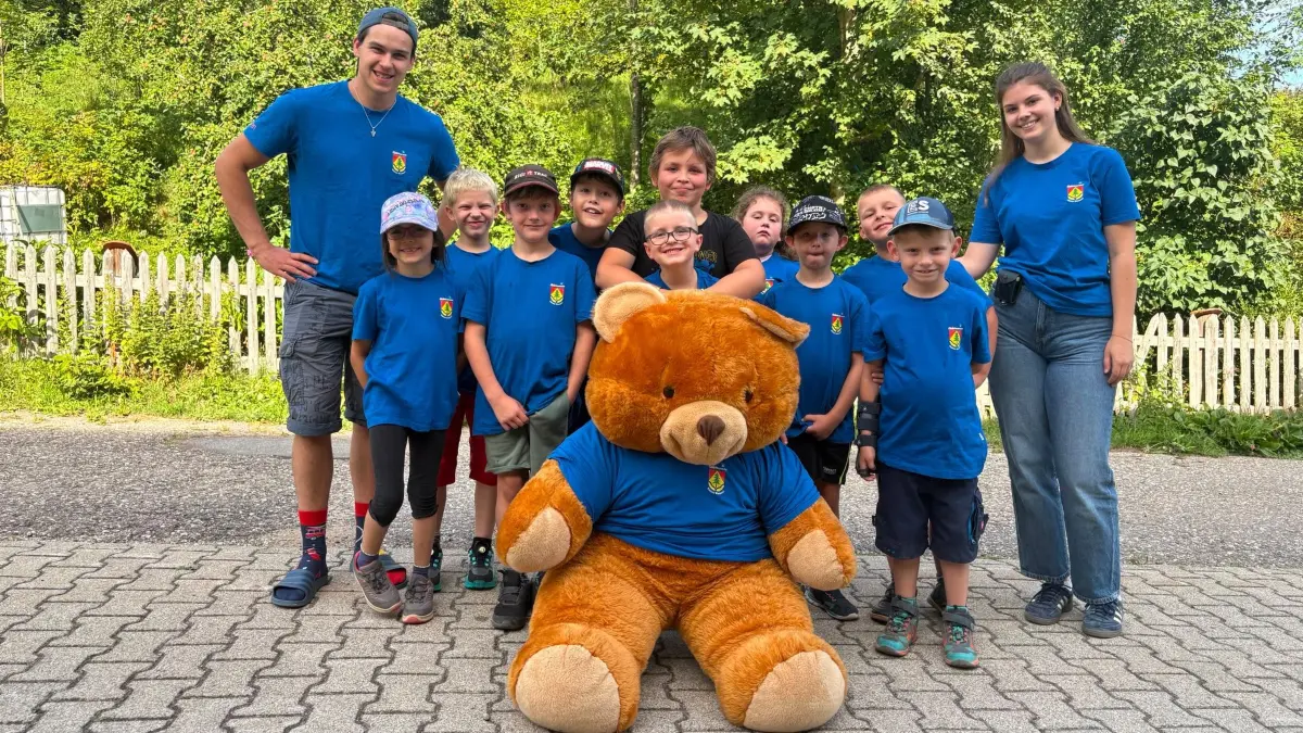Die Kindergruppe der Feuerwehr Kleines Wiesental mit dem Maskottchen "Flori Feuerbär".