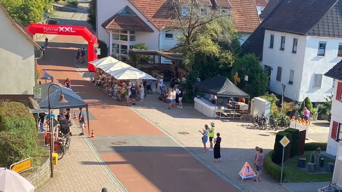 Fan-Meile in Mindersbach im Rahmen des Norschwarzwald-Triathlons